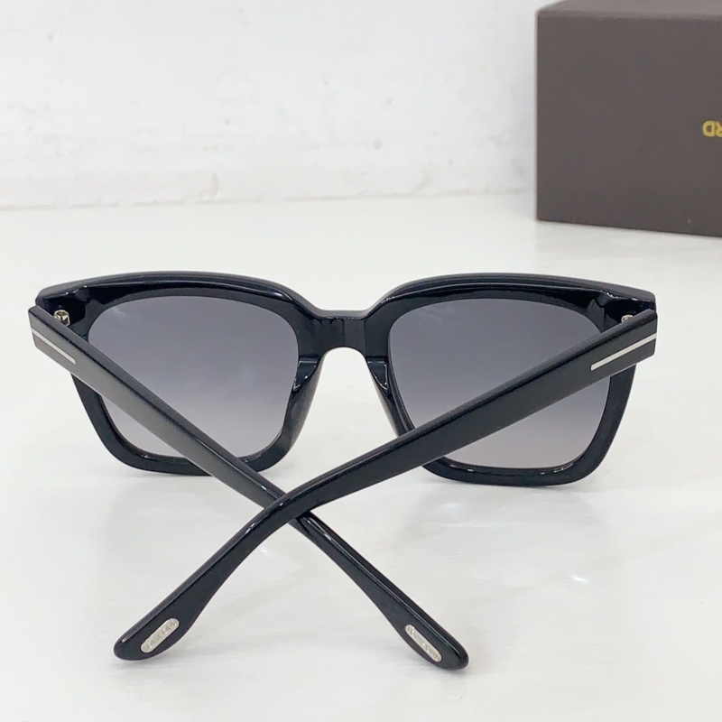 TOM FORD